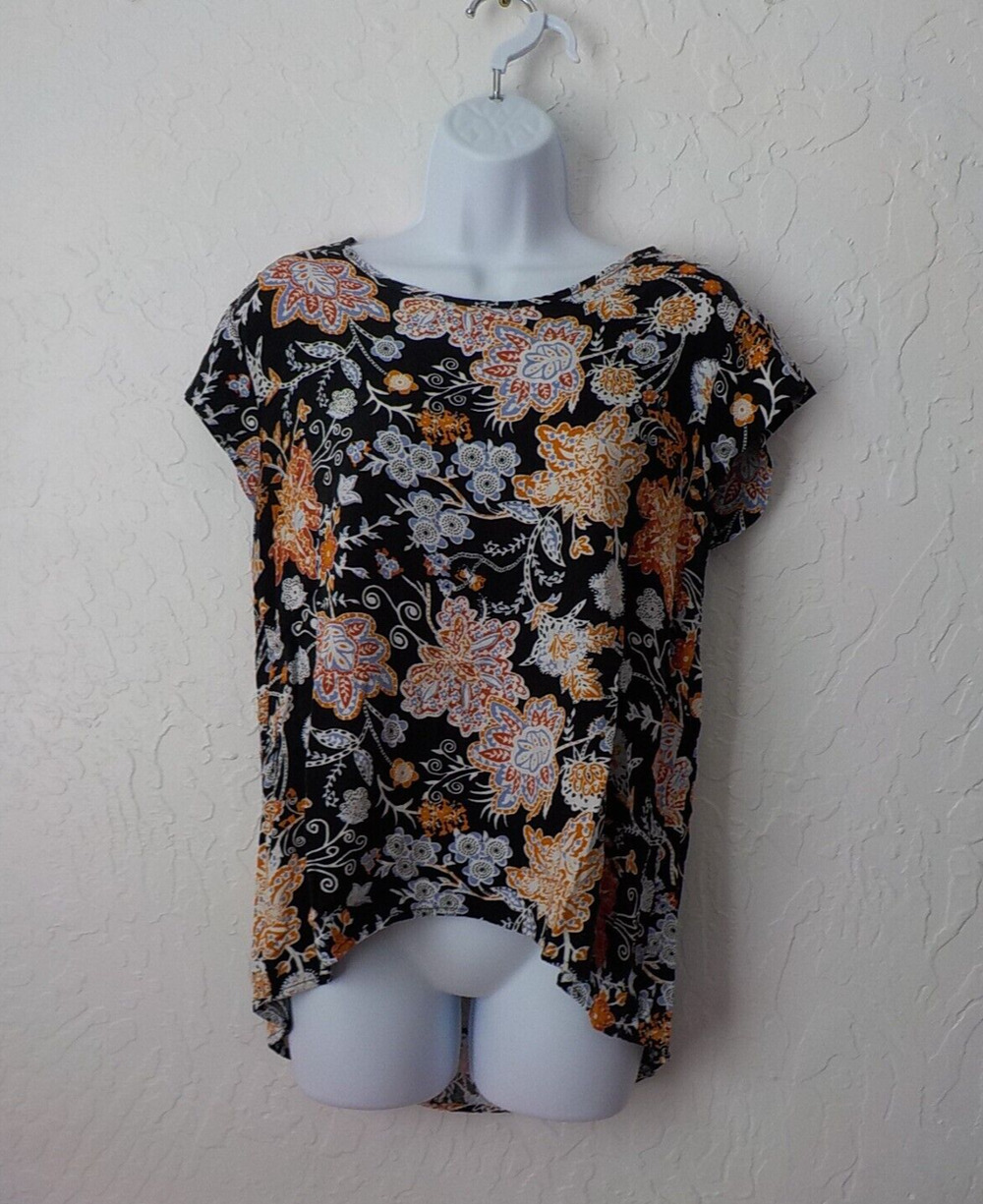 Nicole Miller NY Black Floral Top Size Medium Rayon Short Sleeve Back Keyhole